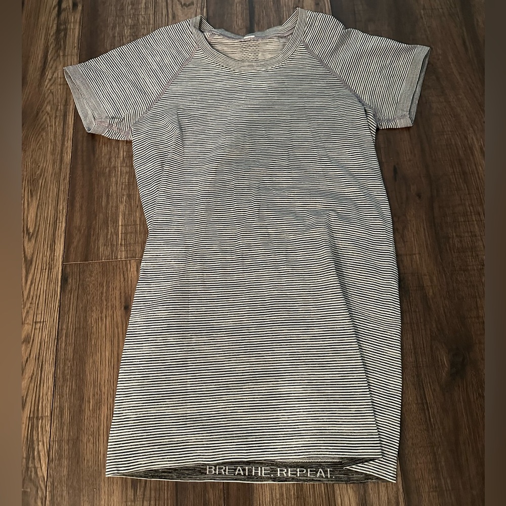 EUC, size 4 striped Lulu lemon swiftly short sleeve top!